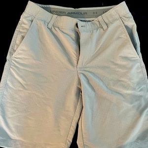 Mens Under Armour flat front shorts. Light weight grey with white dots.